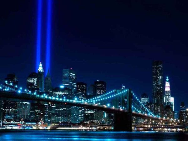 Фотошпалери Бруклінський міст та хмарочоси в яскраво-синіх вогнях